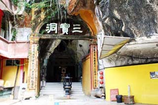 Sam Poh Tong Temple